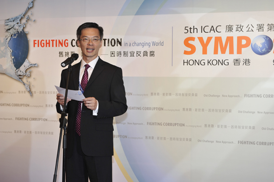 Mr Ricky Yau (Symposium Chairman), Assistant Director, ICAC, Hong Kong, China, welcoming delegates in the Cocktail Reception